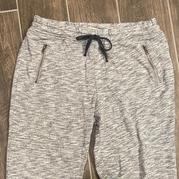 Hollister - Cropped Heather Grey Jogger Pants with Zipper pockets - Picture 2 of 7